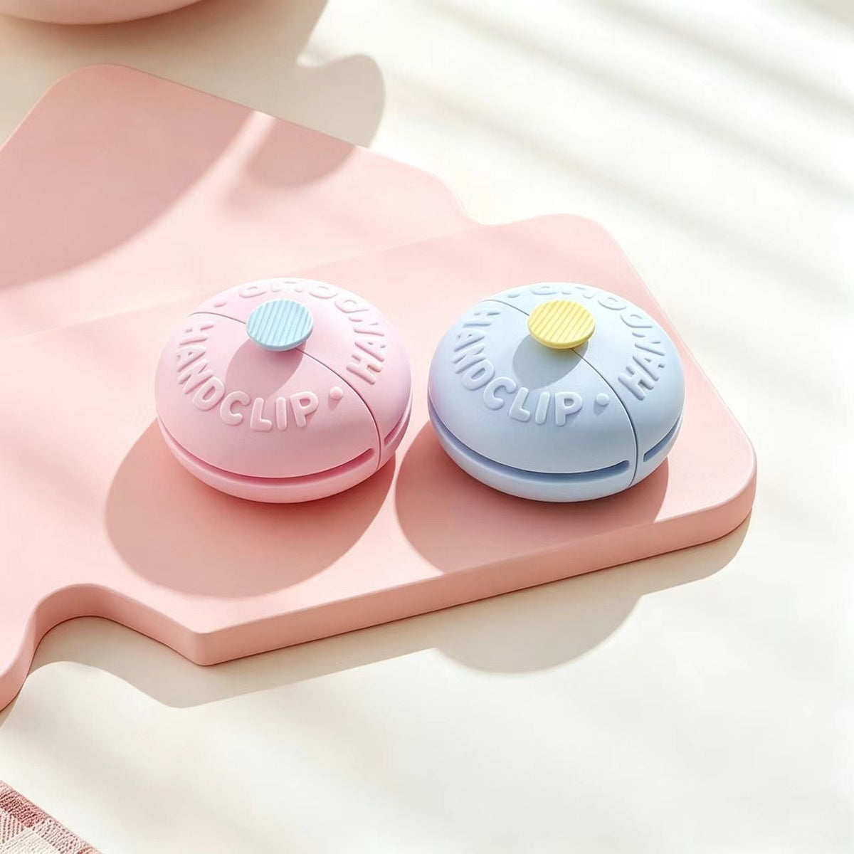 Donut-Shaped Silicone Pinch Mitts – product image