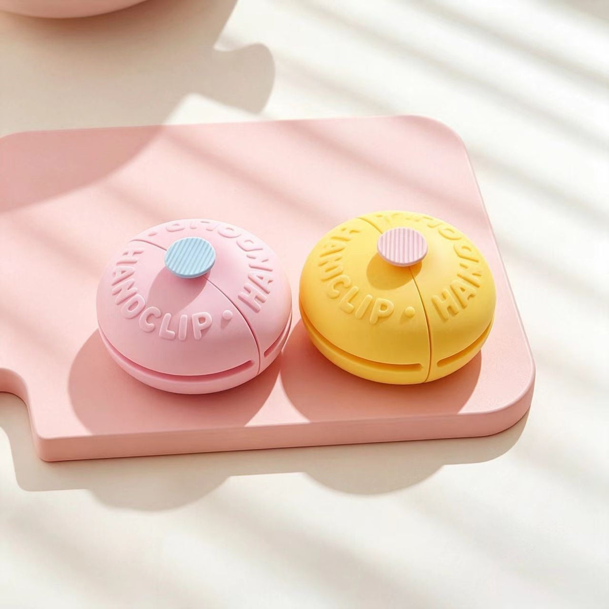 Donut-Shaped Silicone Pinch Mitts – product image